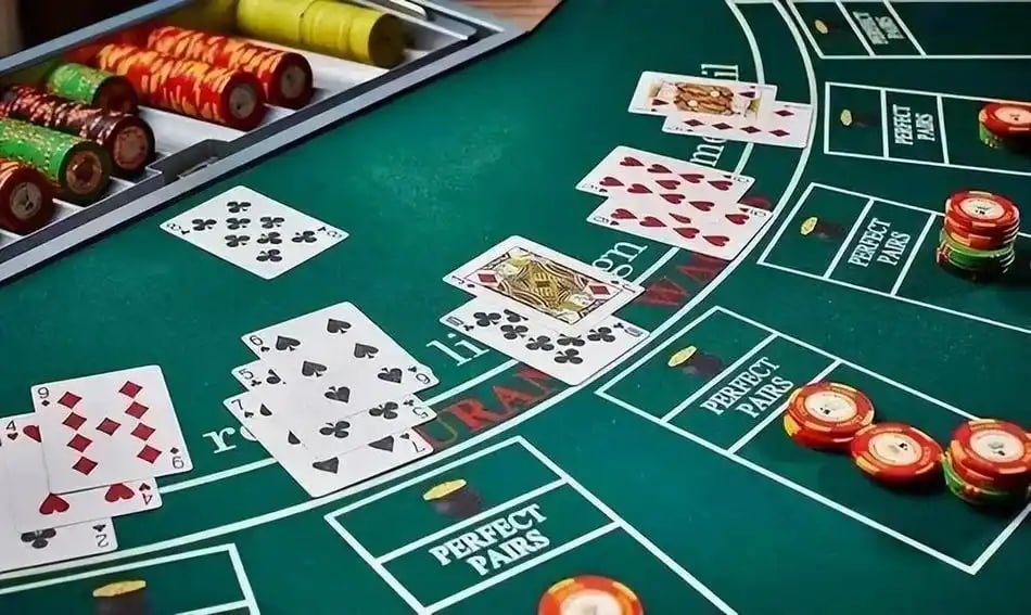 Antarmuka aplikasi mobile elegantoto menampilkan permainan slot dan pasar sportsbook